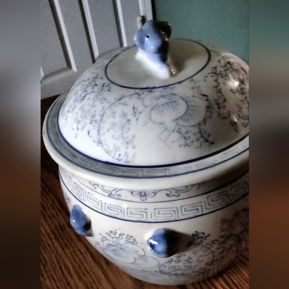 Vintage Chinese Porcelain Covered Jar with Foo Dog Finial So Beautiful - Picture 4 of 10